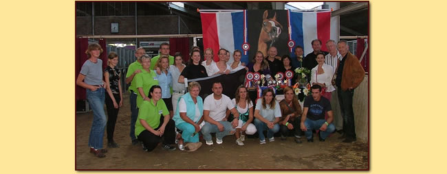 AF team en klanten bij de overvolle prijzentafel